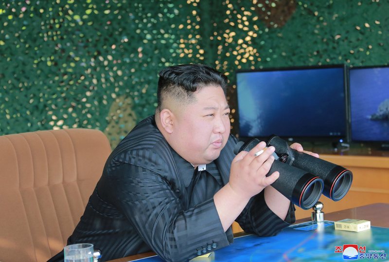Kim Yong Un dirigiendo personalmente el entrenamiento artillero