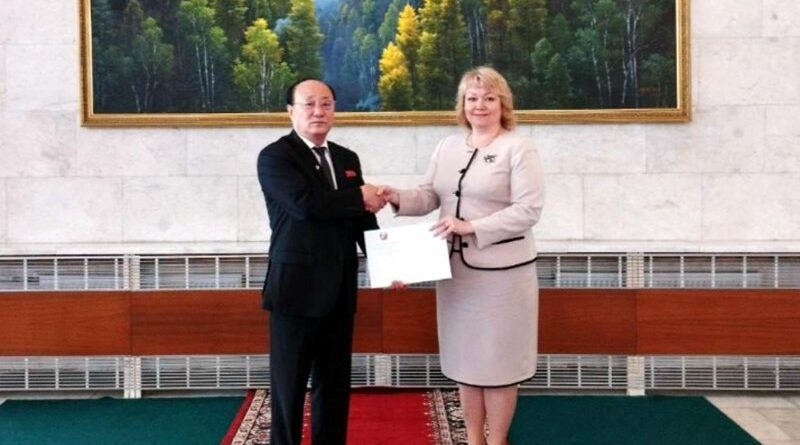 Los embajadores en Moscú de Corea del Norte, Sin Hong-chol, y la embajadora de la RPD, Olga Makeyeva