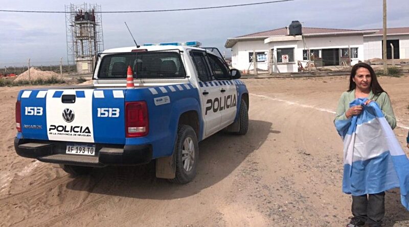policía de Neuquén frente a base yanki