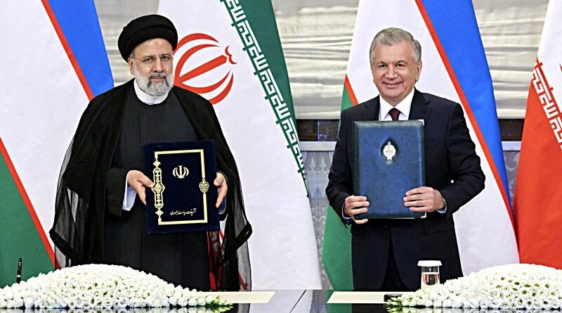 El presidente de Irán, Ebrahim Raisi, y el presidente de Uzbekistán, Shavkat Mirziyoyev, en Samarcanda, Uzbekistán, el 14 de septiembre de 2022.