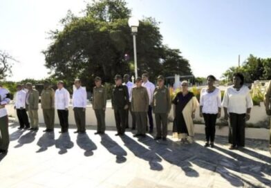 Raúl Castro preside ceremonia de homenaje a revolucionario cubano