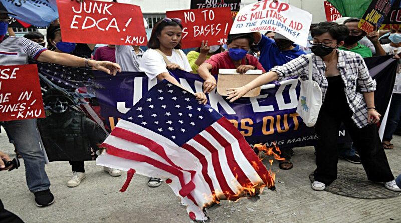 ciudadanos filipinos queman banderas de los Estados Unidos