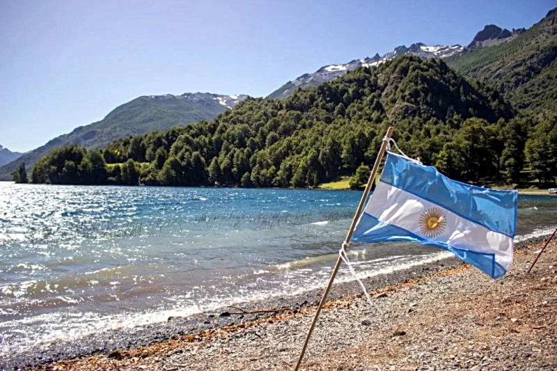 Bandera nacional flameando en Lago Escondido