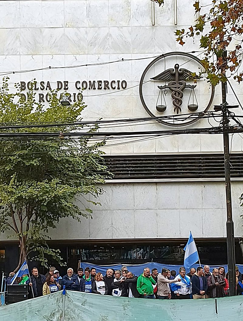 Acto frente a la Bolsa de Comercio de Rosario