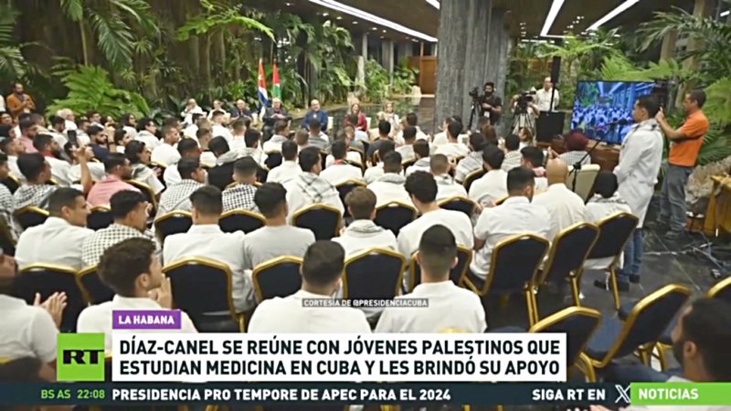 Presidente cubano con jóvenes palestinos en el Palacio de la Revolución, sede de la Presidencia.