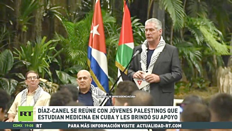Presidente cubano con jóvenes palestinos en el Palacio de la Revolución