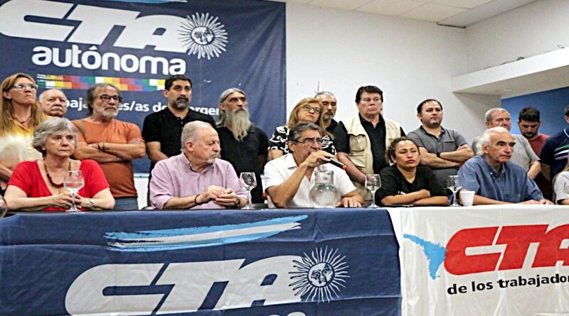 conferencia de prensa de las CTAs y movimientos sociales contra mega DNU
