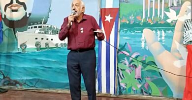 Cuba condecora al secretario del CAPAC, Alberto Mas (+ video)