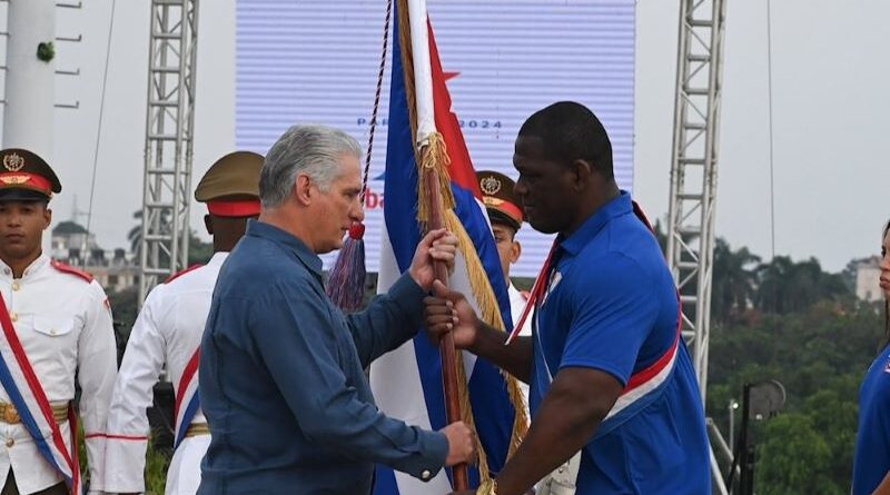 Miguel Díaz-Canel entrega bandera de Cuba a Mijaín López