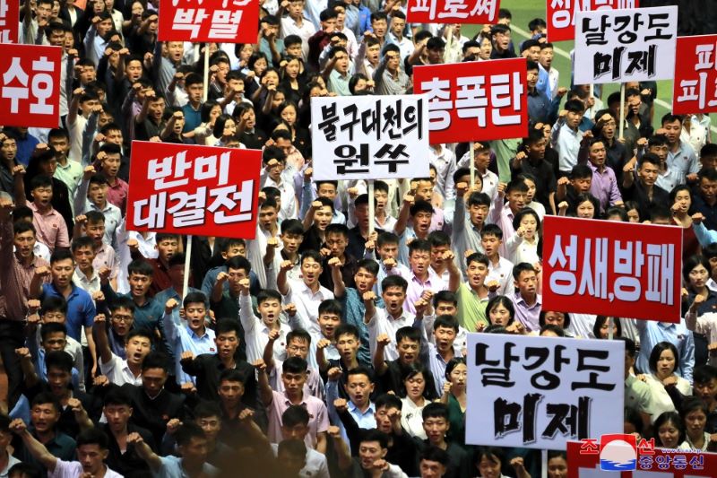 juventud de Corea del Norte en mitin antiyanki en Pyongyang