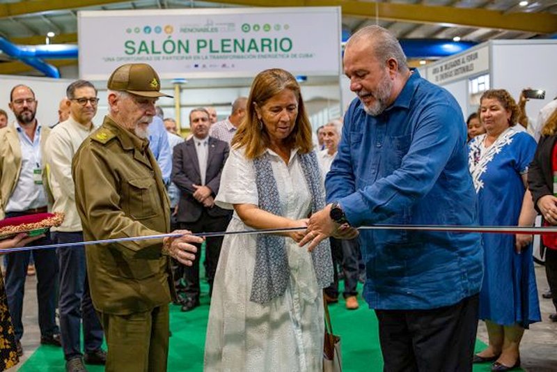 El Comandante de la Revolución Ramiro Valdés; la embajadora de la UE en Cuba, Isabel Brilhante, y el primer ministro Manuel Marrero en el corte de cinta del Tercer Salón Internacional de Energías Renovables y Eficiencia Energética.