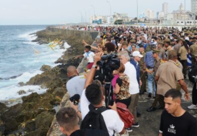 Miles de cubanos homenajean a Camilo Cienfuegos (+fotos)