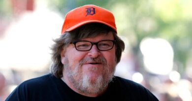 Michael Moore pide a Biden el fin de bloqueo a Cuba