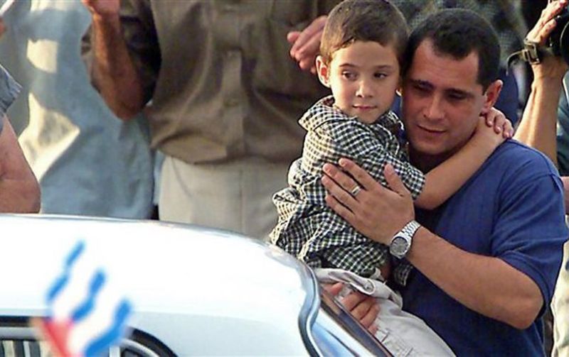 Elián a su regreso a Cuba, junto a su padre