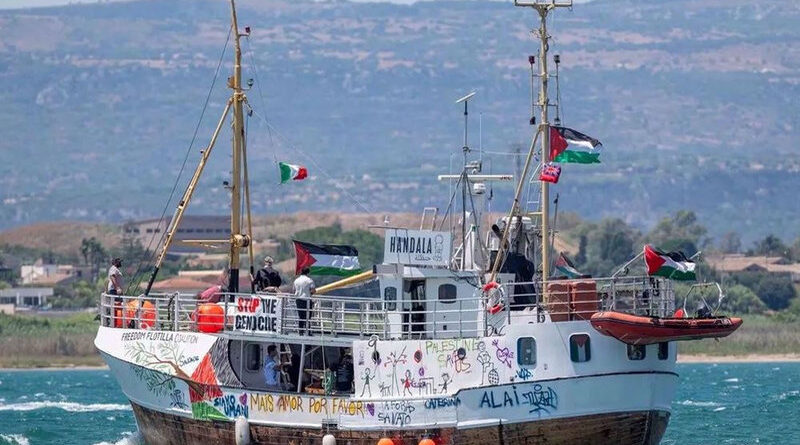 Barco "Handala", de la flotilla de la libertad, parte rumbo a Gaza