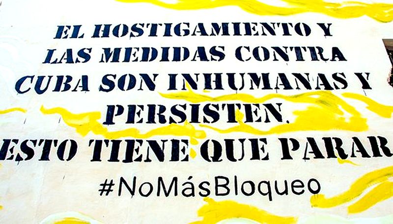 Mural contra el bloqueo a Cuba realizado en una de las principales arterias de La Habana