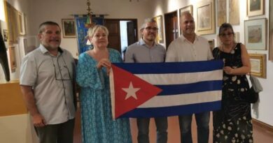 Condenan en Italia en acto solidario bloqueo de EEUU contra Cuba (+Foto) Condenan en Italia en acto solidario bloqueo de EEUU contra Cuba (+Foto)
