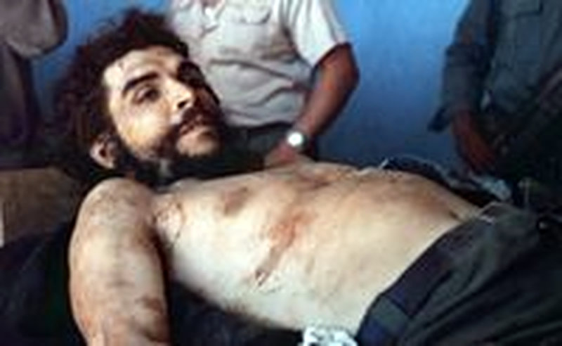 El cuerpo del Che Guevara es exhibido en la Higuera