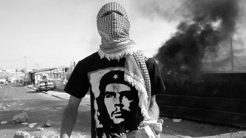 luchador palestino con retrato del Che en su vestimenta