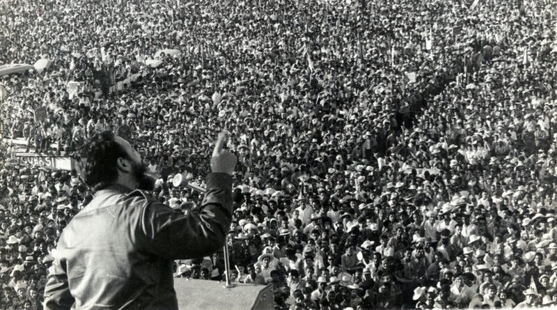 Fidel Castro conduciendo a las masas