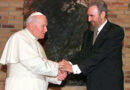 El papa Juan Pablo II reclamó que el mundo se abra a Cuba desde 1998