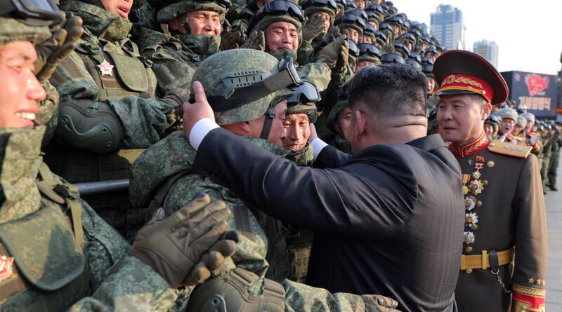 Kim Jong Un saluda los participantes del desfile en honor al 9no. Congreso del PTC