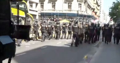 Argentina – Violenta represión a trabajadores de FATE frente a la Secretaría de Trabajo