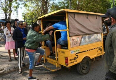 Triciclos eléctricos alivian el transporte en Cuba ante la escasez de combustible