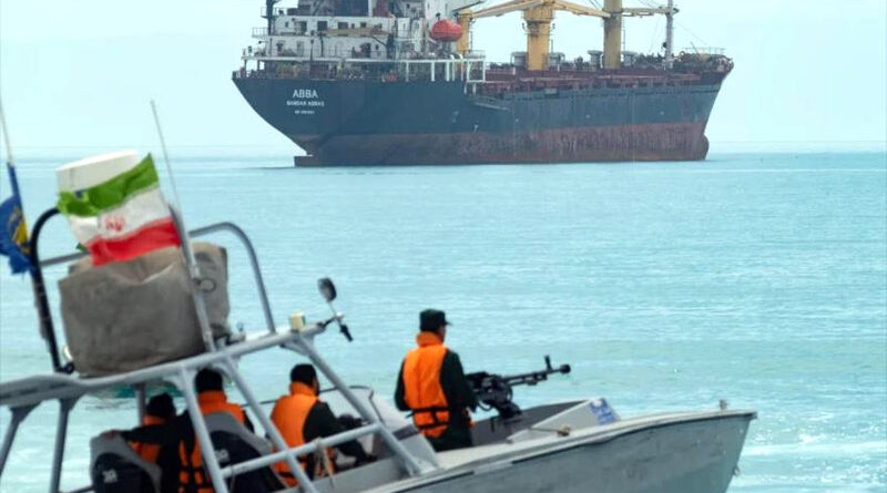 buque escoltado por lanchas de la Armada iraní