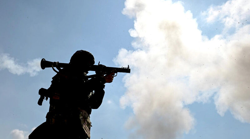 soldado ruso con lanzamisiles antitanque