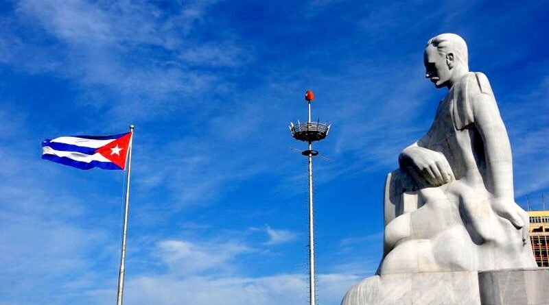 Bandera cubana y estatua de José Martí