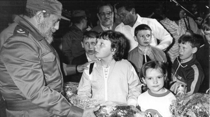 Fidel Castro con los niños afectados por Chernóbil