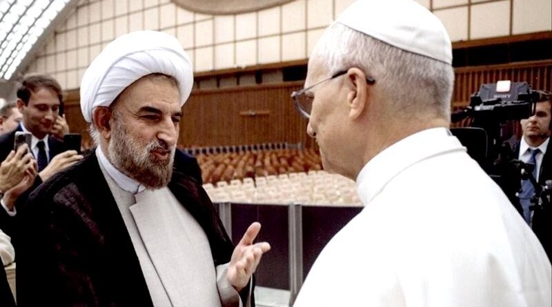 El Papa con el embajador iraní en el Vaticano, Mohammad Hossein Mokhtari