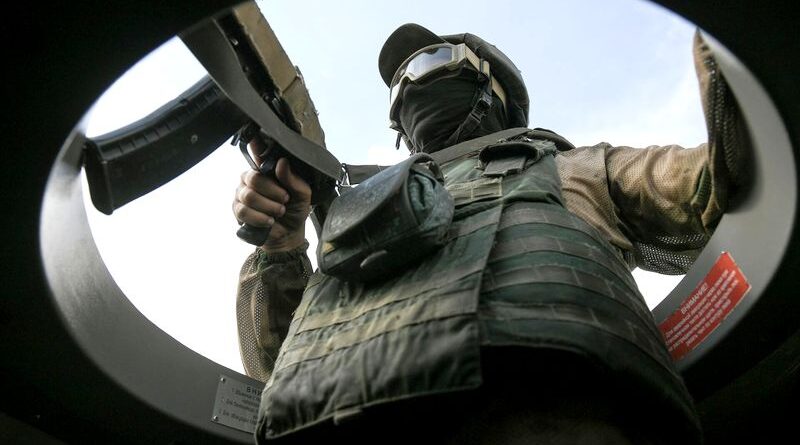 soldado ruso en blindado