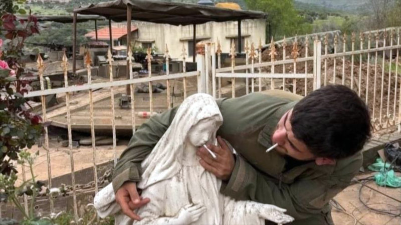 terrorista soldado israelí profana estatua de la virgen maria