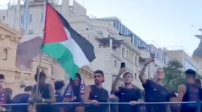 Lamine Yamal celebra el título del Barcelona con la bandera palestina