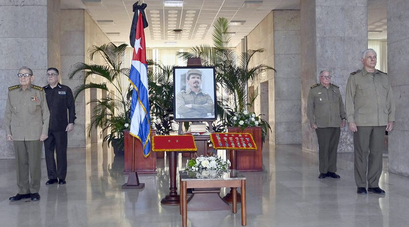 Raúl Castro y Miguel Díaz-Canel en guardia de honor a Ramiro Valdéz Menéndez