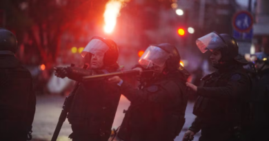 Brutal represión contra los que marchan para que no se venda la patria Brutal represión contra los que marchan para que no se venda la patria