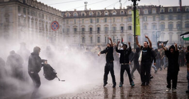 Italia sigue la estela de Francia: miles de estudiantes chocan con la Policía (videos)